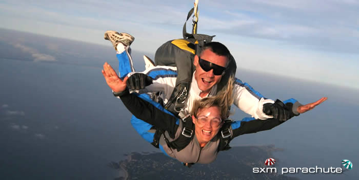 Parachute jumps over Saint-Martin / Caribbean islands